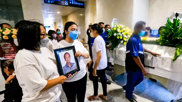 Keluarga membawa foto almarhum Wiyanto Halim yang akan di kremasi  di Rumah Duka Grand Heaven, Pluit, Jakarta Utara, Selasa, 25 Januari 2022.