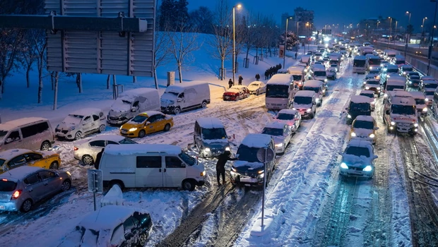 Sejumlah warga setempat terjebak di dalam mobil akibat hujan salju lebat di Istanbul pada Senin 24 Januari 2022. 