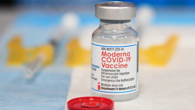 Foto dokumentasi pada 15 Desember 2021, vaksin Moderna Covid-19 menunggu pemberian di klinik vaksinasi di Los Angeles, California, AS.
