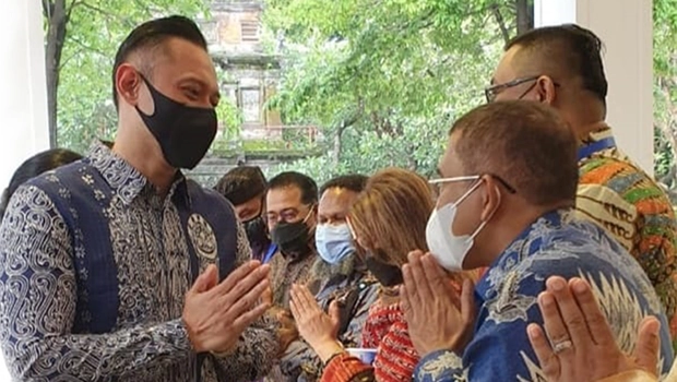 Ketua DPD Partai Demokrat DKI Jakarta Mujiyono terlihat menyambut kedatangan Ketua Umum Agus Harimurti Yudhoyono pada acara Perayaan Natal Nasional Partai Demokrat 2021 di Hotel Sultan, Jakarta, Sabtu, 29 Januari 2022.
