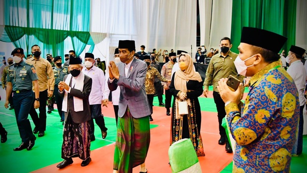 Presiden Joko Widodo (Jokowi) saat menghadiri acara Pengukuhan Pengurus Besar Nahdlatul Ulama (PBNU) Masa Khidmat 2022-2027 dan Harlah Ke-96 NU di Balikpapan, Kalimantan Timur, pada Senin 31 Januari 2022.