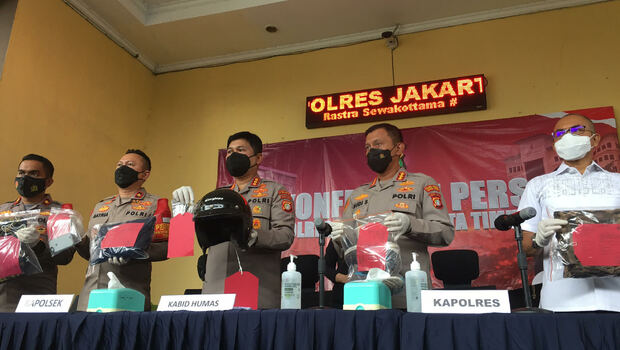 Polisi menunjukkan barang bukti kasus pengeroyokan Wiyanto Halim (89), dalam konferensi pers di Polres Jakarta Timur, Selasa 25 Januari 2022.