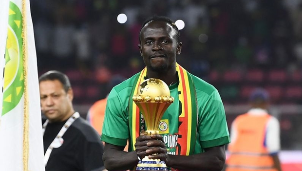 Pemain Senegal Sadio Mane memegang trofi Piala Afrika dalam seremoni penyerahan piala setelah menjuarai Piala Afrika 2021usai menaklukkan Mesir dalam final dengan adu penalti di Stade d'Olembe di Yaounde, Kamerun, 6 Februari 2022.