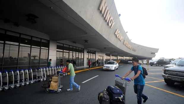 Para penumpang tiba di Terminal 1 Bandara Internasional Ninoy Aquino (NAIA) di Kota Pasay, Metro Manila, Filipina.