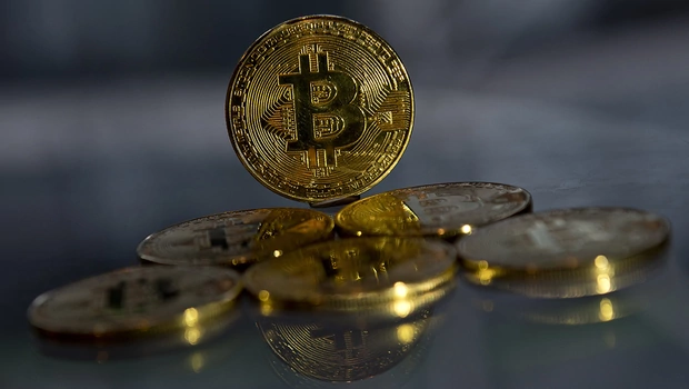 Suvenir koin Bitcoin berlapis emas diatur untuk foto di London, Inggris. 