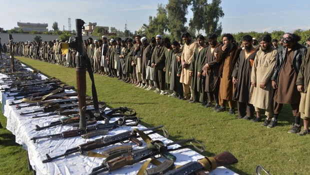 Foto dokumentasi pada 17 November 2019 anggota kelompok ISIS- Khorasan berdiri di samping senjata mereka, setelah mereka menyerah kepada pemerintah Afghanistan di Jalalabad. 