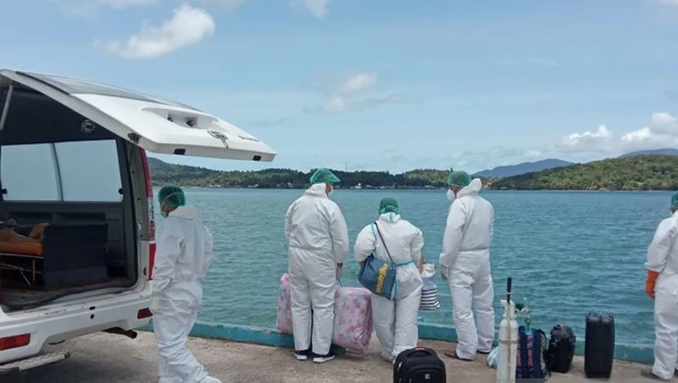 Petugas kesehatan Kabupaten Lingga, Kepulauan Riau (Kepri), saat membawa pasien Covid-19 ke rumah sakit di Tanjungpinang dengan menggunakan kapal.  