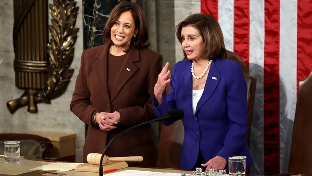 Wakil Presiden Harris dan Ketua DPR Nancy Pelosi terlihat sebelum Presiden Biden memberikan pidato kenegaraan saat sesi bersama Kongres di US Capitol di Washington, DC, pada  Selasa 1 Maret 2022. 
