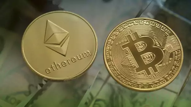Ilustrasi mata uang kripto Ethereum dan Bitcoin