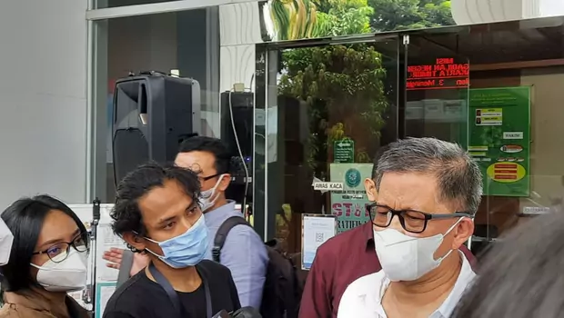Rocky Gerung (RG) dihadirkan sebagai ahli yang meringankan terdakwa Munarman dalam sidang perkara dugaan terorisme di PN Jaktim, Rabu, 2 Maret 2022.