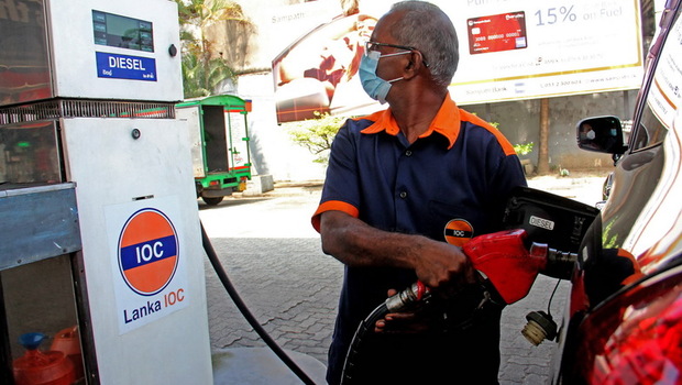 Seorang pekerja mengisi solar di dalam mobil di stasiun bahan bakar Lanka IOC di Kolombo, Sri Lanka pada Sabtu  26 Februari 2022, setelah salah satu pemasok bahan bakar terbesar di Sri Lanka menaikkan harganya sebanyak 12 persen, karena krisis ekonomi memburuk. 