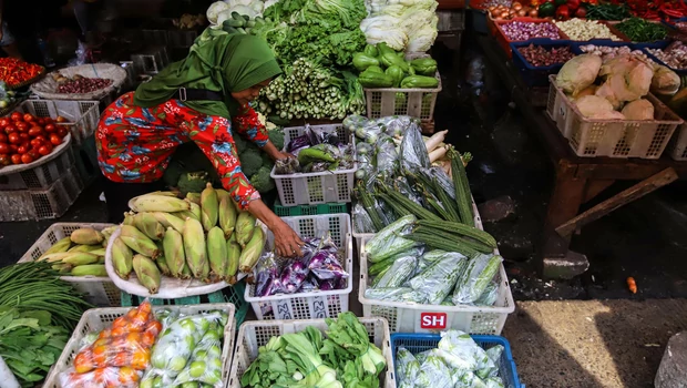 Suasana jual beli di sebuah kios pasar tradisional di Jakarta, Kamis, 10 Maret 2022.