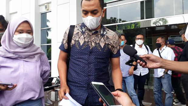 Penasihat hukum Munarman, Aziz Yanuar (baju batik), saat jumpa pers di PN Jaktim, Senin, 14 Maret 2022.