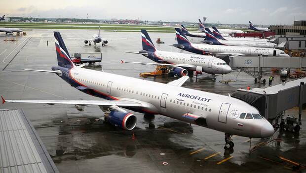 Sejumlah pesawat maskapai Aeroflot tampak diparkir di bandara Rusia. 