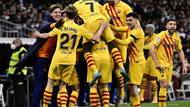 Selebrasi pemain Barcelona seusai mengalahkan Real Madrid di Santiago Bernabeau, Senin, 21 Maret 2022.
