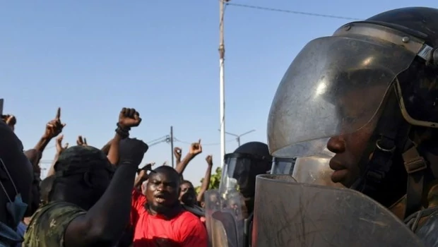 Polisi berjaga saat warga sipil melakukan aksi protes di Burkina Faso.