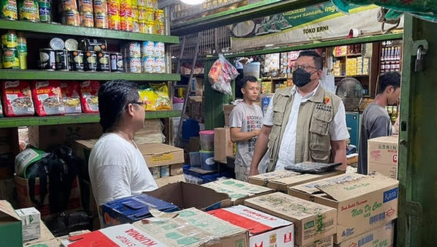 Satgas Pangan Polri meninjau sebuah pasar traadisional. 