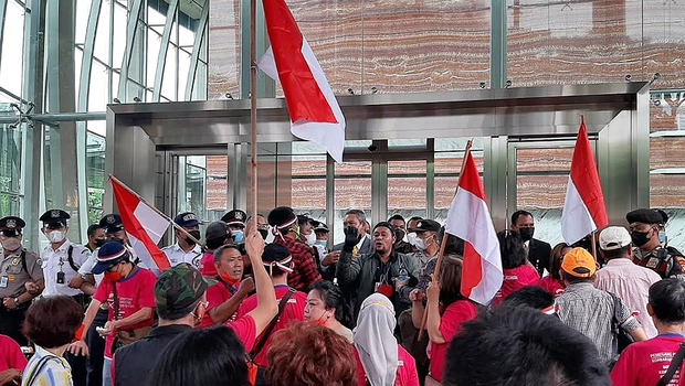 Aksi demonstrasi Nasabah WanaArtha Life di depan Kantor OJK, Jakarta, Rabu, 30 Maret 2022.