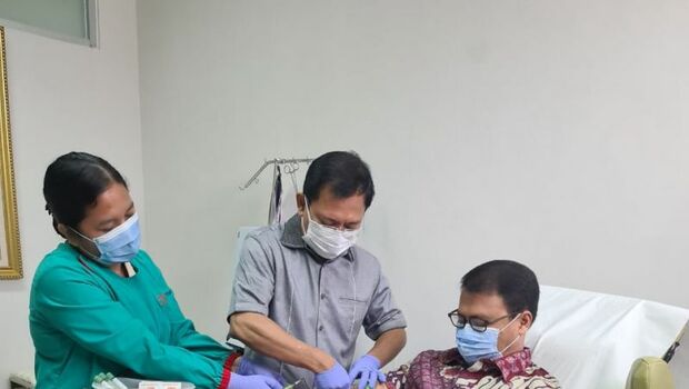 Wakil Ketua MPR Ahmad Basarah disuntik Vaksin Nusantara oleh dokter Terawan, di Jakarta, Kamis, 31 Maret 2022.