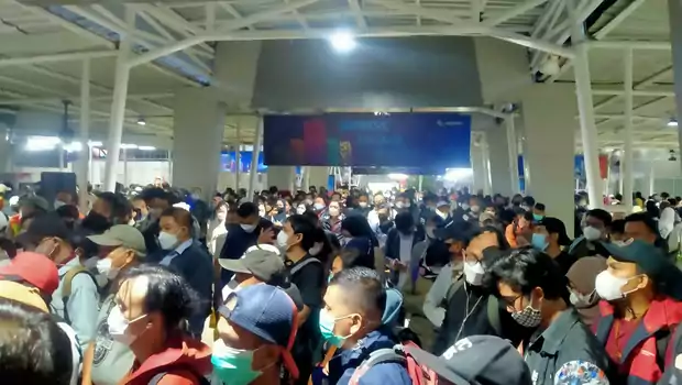 Antrean penumpang KRL di Stasiun Bogor pada hari pertama kerja di Bulan Suci Ramadan, Senin, 4 April 2022.
