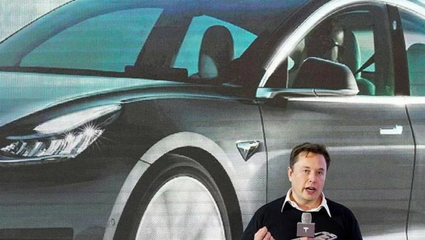 CEO Tesla Inc Elon Musk berbicara di atas panggung saat acara peluncuran mobil Model 3 buatan Tesla Tiongkok di pabriknya di Shanghai.