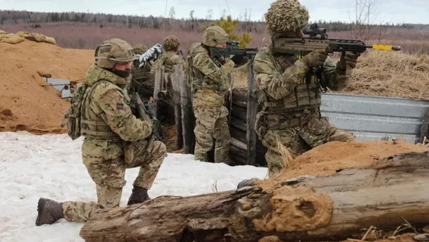Pasukan NATO menggelar latihan perang di perbatasan Rusia. Pasukan dari NATO Battlegroup Estonia berpartisipasi dalam latihan Bold Dragon.