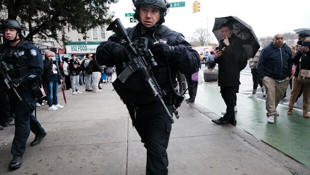 Polisi dan petugas tanggap darurat berkumpul di lokasi penembakan yang dilaporkan terhadap banyak orang di luar stasiun kereta bawah tanah 36 St pada 12 April 2022 di wilayah Brooklyn, New York.