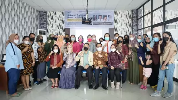 Mahasiswa-mahasiswi Program Doktor Ilmu Manajemen Universitas Sumatera Utara (USU) melakukan kegiatan pengabdian masyarakat (PPM), di Medan, Kamis 14 April 2022.