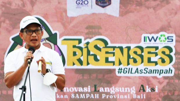 Menteri Dalam Negeri Tito Karnavian memberikan sambutan pada acara GILAsSAMPAH (Gerakan Inovasi Langsung Tuntaskan Sampah) di Pantai Jerman, Kuta, Bali, Minggu, 17 April 2022.
