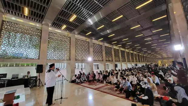 Badan Pengurus Pusat (BPP) Himpunan Pengusaha Muda Indonesia (Hiprmi) buka puasa bersama dengan jemaah dan anak panti asuhan di Masjid Istiqlal Jakarta, Kamis 21 April 2022.