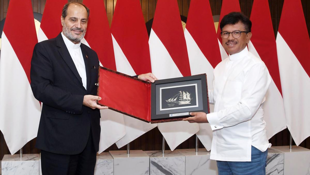 Menteri Komunikasi dan Informatika Johnny G Plate (kanan) saat menerima kunjungan Duta Besar Iran untuk Indonesia, Timor Leste dan ASEAN, HE Mohammad Azad (kiri) di Jakarta, Jumat 22 April 2022.
