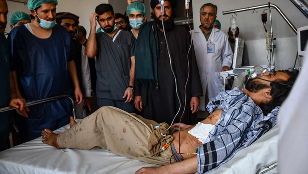 Seorang pria Afghanistan yang terluka menerima perawatan di rumah sakit setelah  terluka dalam ledakan bom di Masjid Syiah di Mazar-i-Sharif, provinsi Kunduz pada Jumat 22 April 2022. 