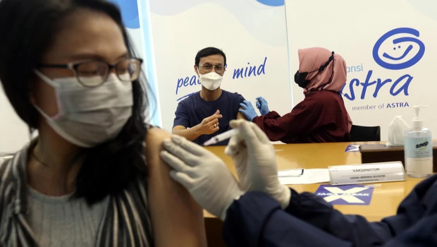 Tenaga kesehatan memberikan vaksinasi Covid-19 saat program Vaksinasi Merdeka Booster di Grha Asuransi Astra, di Jakarta, Sabtu, 23 April 2022. Asuransi Astra bekerja sama dengan Polda Metro Jaya mendukung percepatan vaksinasi booster dengan menyediakan 500 vaksin booster.