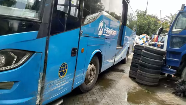 Kondisi bus Transjakarta yang menabrak tiga mobil di Jalan Tol Cililitan pada Jumat, 23 April 2022. 