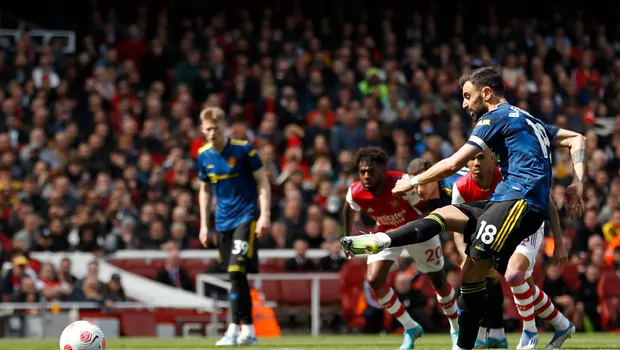 Gelandang Manchester United, Bruno Fernandes (kanan) ketika gagal mencetak gol dari titik penalti saat melawan Arsenal dalam partai Liga Inggris di Stadion Emirates, London, Sabtu, 23 April 2022.