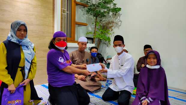 Pemilik Joksyn, Moch Sjah Nur Hidajat saat memberikan donasi untuk anak-anak yatim dari Griya Yatim dan Duafa Cibubur Jakarta.