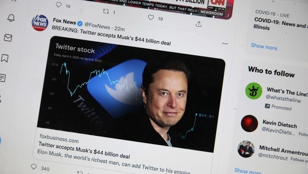 Dalam ilustrasi foto ini, berita tentang tawaran Elon Musk untuk mengambil alih Twitter di-siarkan pada 25 April 2022 di Chicago, Illinois,AS. 