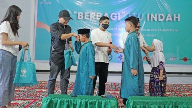Tessar Napitupulu saat berbagi berkah bagi anak yatim piatupenghuni panti asuhan Yayasan Al-Hikmah Denpasar, Minggu 24 April 2022.