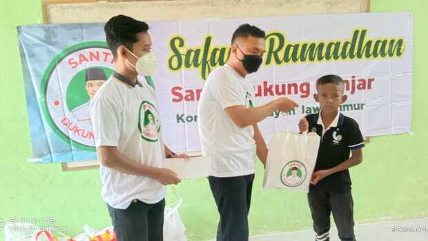 Relawan Santri Dukung Ganjar Bojonegoro Wilayah Jawa Timur berbagi kebahagiaan bersama anak yatim di Sugihwaras, Bojonegoro, pada momen Ramadan.