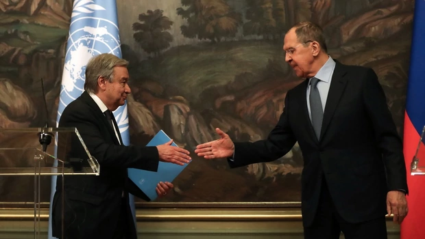 Menteri Luar Negeri Rusia Sergei Lavrov (kanan) dan Sekretaris Jenderal PBB Antonio Guterres mengadakan konferensi pers bersama usai pembicaraan mereka di Moskwa pada Selasa 26 April 2022. 