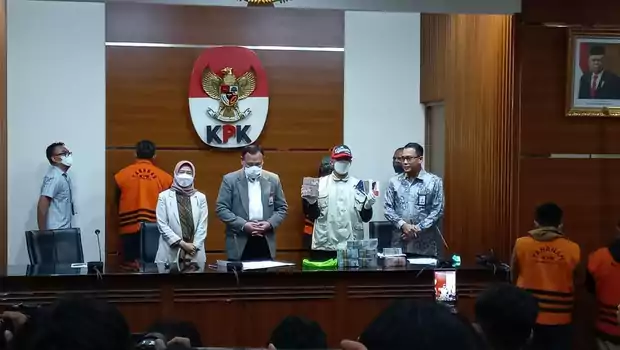 Penunjukkan alat bukti uang terkait penangkapan Bupati Bogor, Ade Munawaroh Yasin