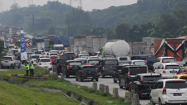 Kepadatan kendaraan pemudik akibat pertemuan off ramp arah Cikampek Jalan Tol Layang MBZ dan Jalan Tol Jakarta-Cikampek bawah KM 48 di Karawang, Jawa Barat, Rabu 27 April 2022).