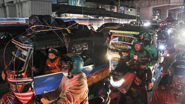 Sejumlah pemudik menggunakan bajaj terjebak kemacetan saat pengalihan arus lalu lintas di Jalan Ahmad Yani, Kamis, Bekasi, Jawa Barat, Kamis, 28 April 2022.