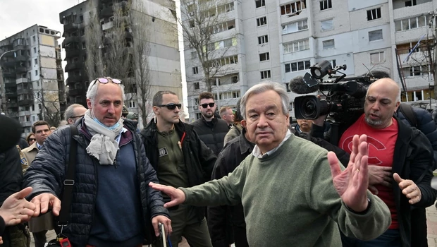 Sekretaris Jenderal PBB Antonio Guterres (tengah) memberi isyarat saat dia berjalan selama kunjungannya di Borodianka, di pinggiran Kyiv,  Ukraina pada Kamis 28 April 2022. -