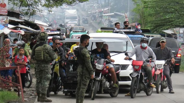 Tentara Filipina berjaga di pos pemeriksaan di provinsi Lanao del Sur menjelang Pemilihan Umum 9 Mei, pada 25 April 2022.