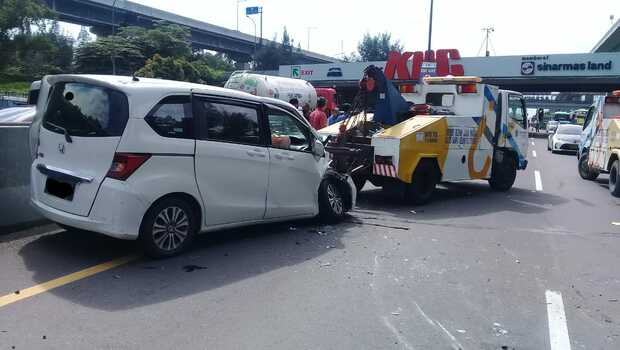 Kecelakaan beruntun terjadi di jalur contra flow KM 47 Tol Jakarta-Cikampek arah Cikampek, melibatkan tujuh kendaraan pada Selasa pagi, 3 Mei 2022.