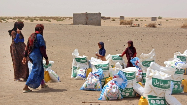 Sejumlah keluarga Yaman menerima jatah tepung dan pasokan makanan pokok lainnya dari badan amal di Lahj, Yaman selatan.
