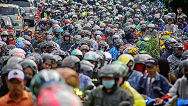 Ratusan kendaraan bermotor terjebak kemacetan saat pemberlakuan satu arah atau “one way” dari arah Simpang Gadog menuju Puncak di Jalan Raya Puncak, Cisarua, Kabupaten Bogor, Kamis 5 Mei 2022.