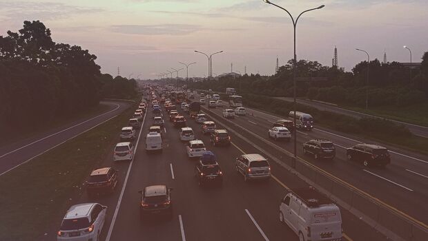Arus lalu lintas kendaraan padat merayap di ruas Tol Cikampek arah Jakarta di KM 54, Karawang Timur, Jawa Barat, Minggu 8 Mei 2022.