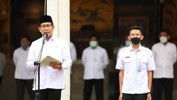 Menteri Desa, Pembangunan Daerah Tertinggal dan Trasmigrasi Abdul Halim Iskandar melakukan apel pagi sekaligus halal bi halal dengan seluruh pegawai Kemendes PDTT secara tatap muka di Jakarta, Senin 9 Mei 2022.